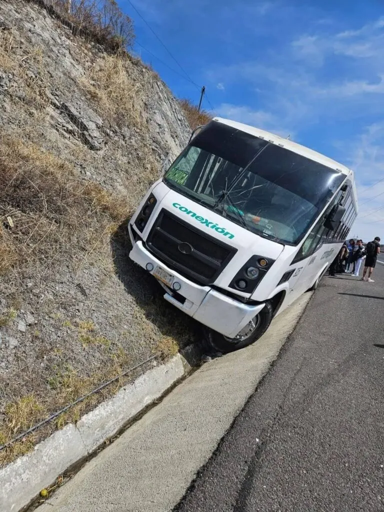 ¡Se salió del camino! Autobús sufre accidente en la carretera Tulancingo-Pachuca