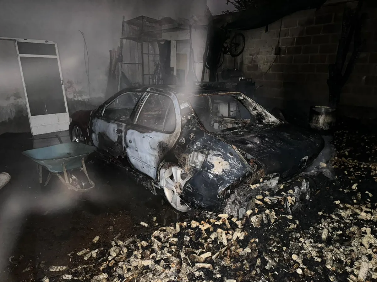 Automóvil se incendia dentro de casa en Actopan