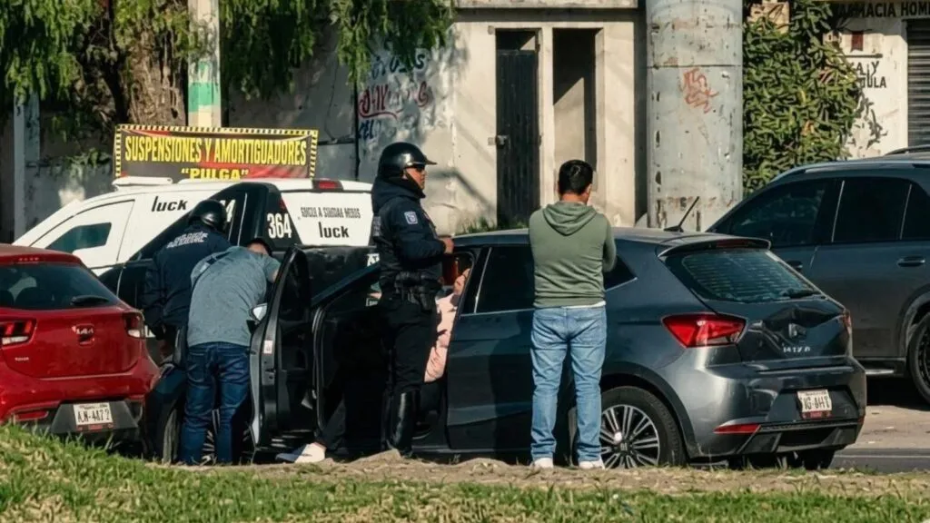 ¡De película! Mujer entra en labor de parto en la México-Pachuca; hay tráfico