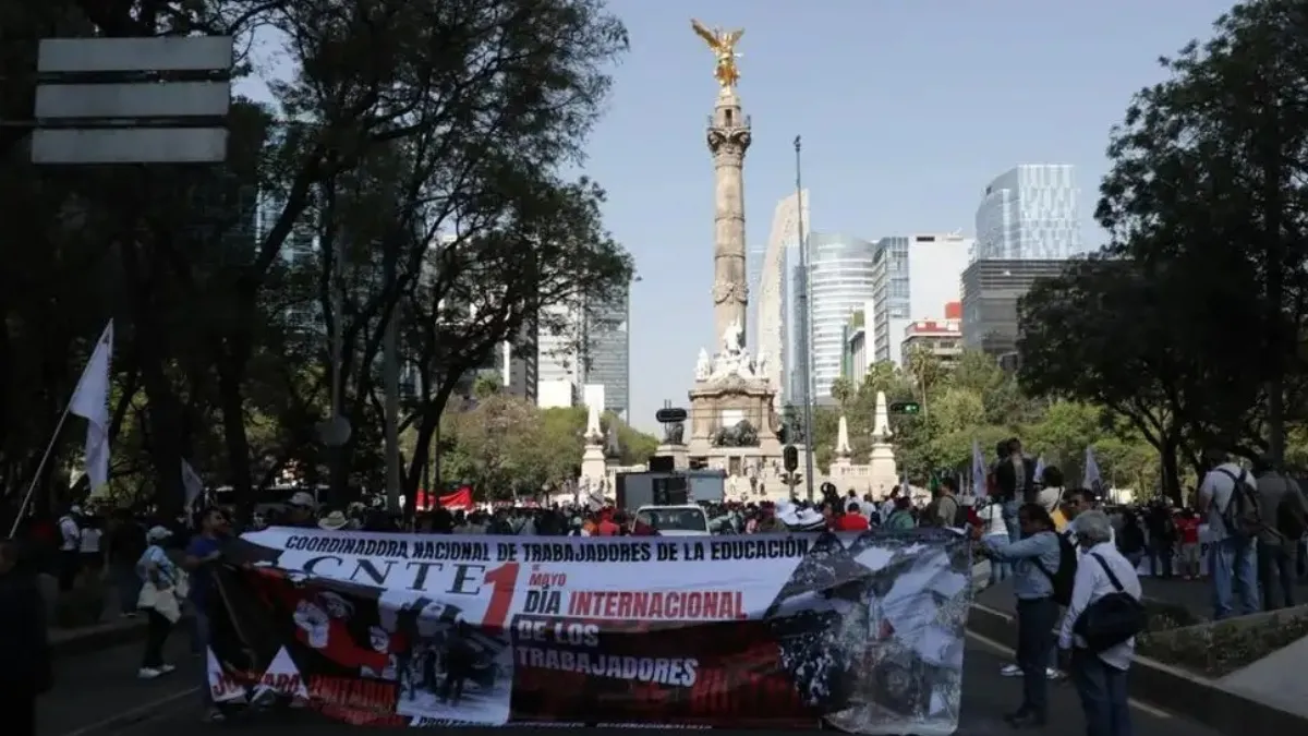 La marcha del Día del Trabajo reúne a sindicatos y colectivos que exigen mejoras laborales, aumento salarial y justicia social en CDMX.