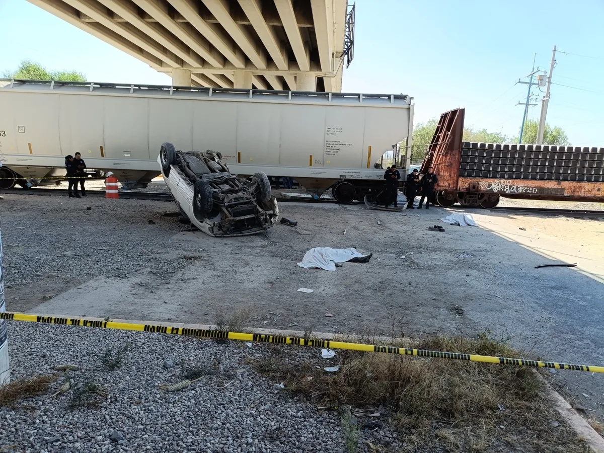 Tren embiste camioneta en Hidalgo: dos muertos y un herido