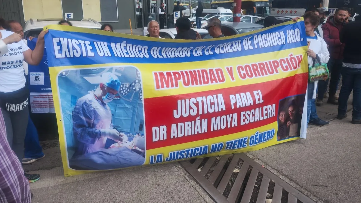 Tulancingo: manifestantes reciben a Claudia Sheinbaum exigiendo justicia y libertad para médico Adrián Moya