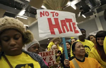 Protestan contra el ‘golpe’ de Trump en decenas de ciudades