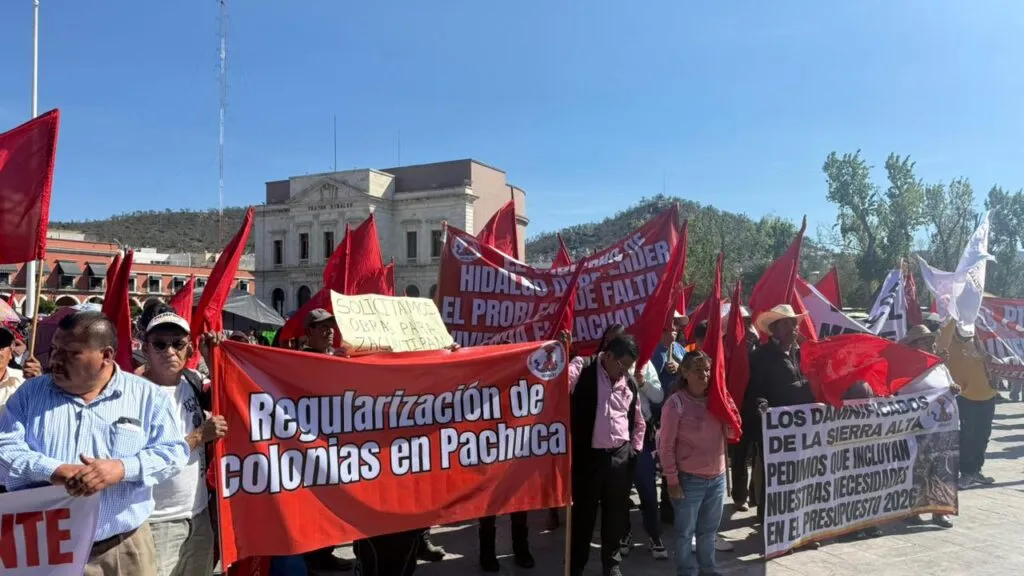 Manifestación en Pachuca: Antorchistas entregan pliego 2026 y piden atención a daños por lluvias