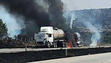 Incendio de tráileres tras accidente en la Autopista Arco Norte.