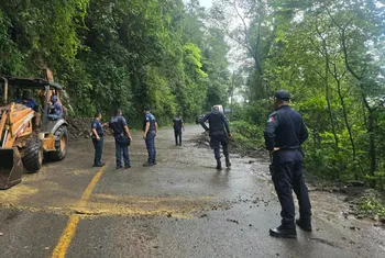 Policía Estatal libera la carretera de Tlanchinol tras deslaves
