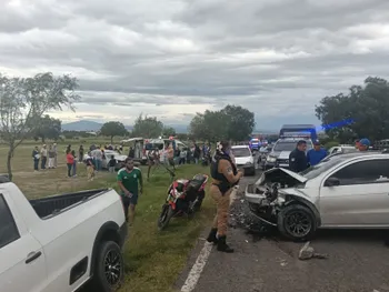 Servicios de emergencia atienden un accidente en los límites de Tizayuca y Hueypoxtla.