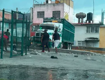 Camión de carga involucrado en un atropellamiento en Mineral de la Reforma.