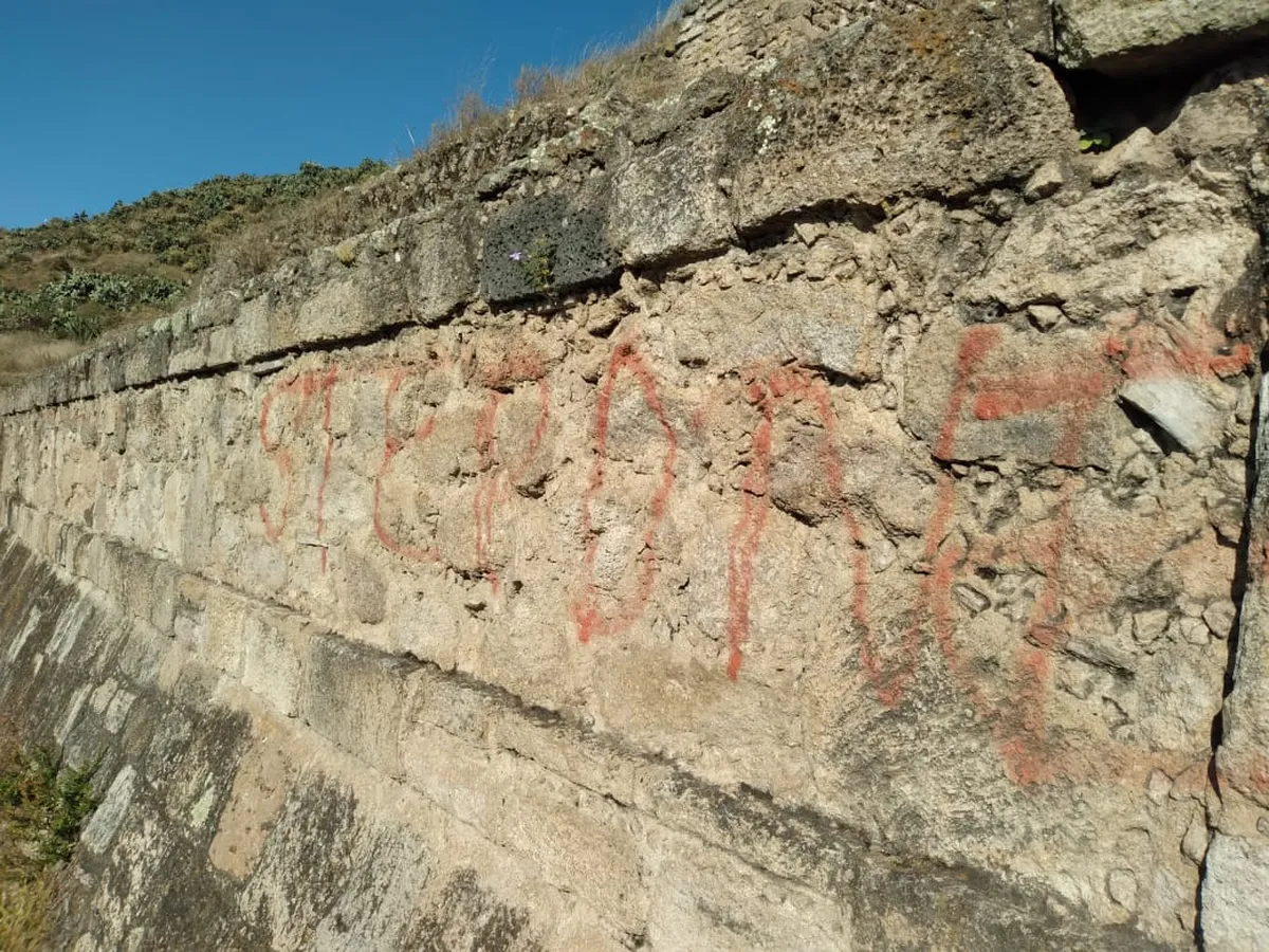Huapalcalco: siguen sin limpiar grafitis de Zona Arqueológica