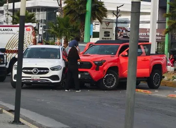 Choque múltiple provoca caos en el bulevar Felipe Ángeles