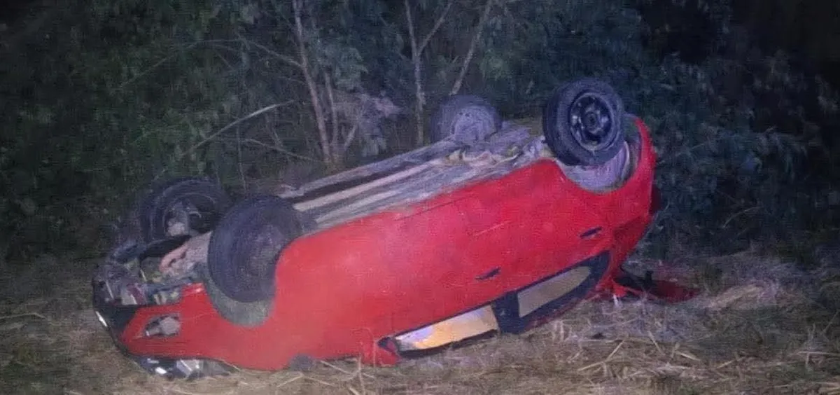 Alfajayucan: vuelcan auto y lo abandonan sobre la carretera Ixmiquilpan-Huichapan
