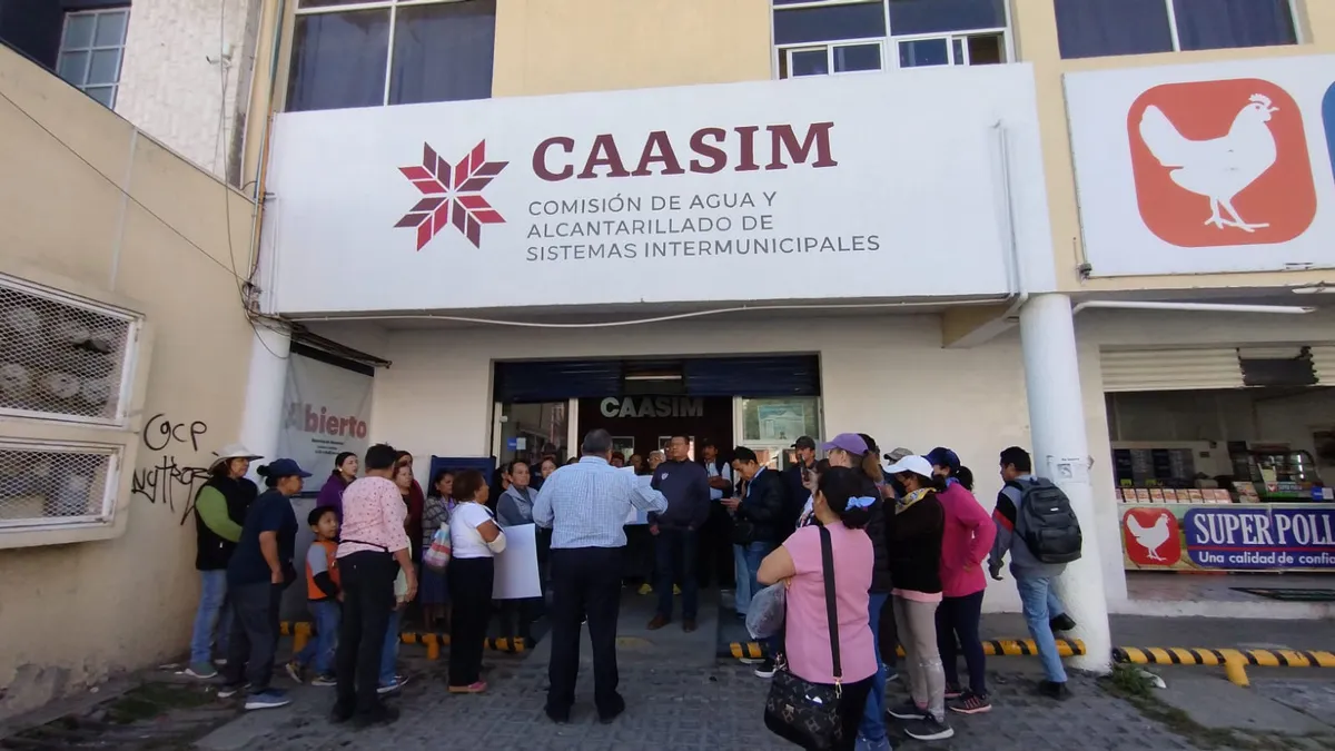 Habitantes exigen respuestas a Caasim por baja presión, pipas insuficientes y cobros altos. Te contamos lo que pasó.