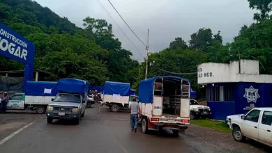 Transportistas bloquean carretera Tehuetlán-Huazalingo por malas condiciones de la vía.