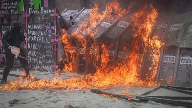 Manifestante arroja gasolina y a policías durante la marcha #8M / Foto tomada de Twitter