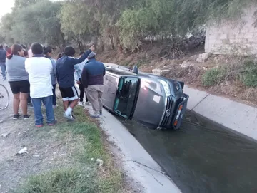 Mixquiahuala: roba auto, desata persecución y huye a pie tras perder el control del vehículo