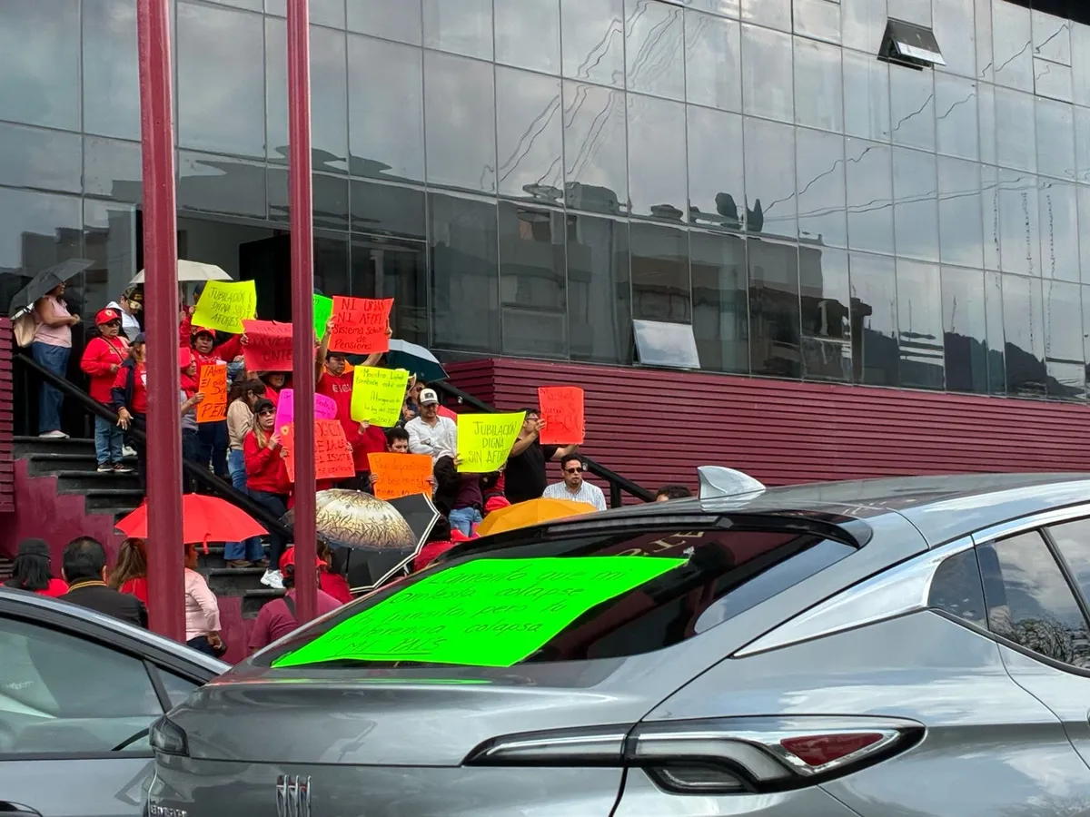 Integrantes de la CNTE se manifiestan en Palacio de Gobierno de Hidalgo 