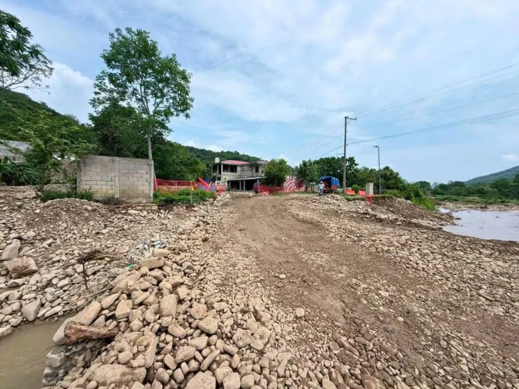 Crecidas de ríos fracturan pasos provisionales y la SIPDUS moviliza maquinaria pesada