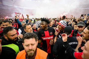 Bayer Leverkusen golea y gana su primer título de Bundesliga