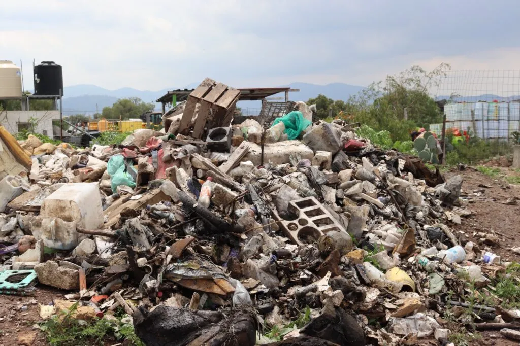 ¿Todo eso? Retiran basura de drenes para evitar inundaciones