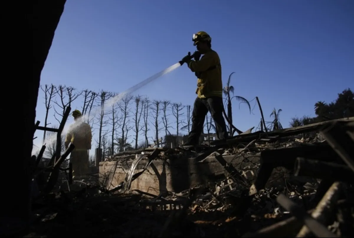 Bomberos mexicanos se suman al operativo contra incendios en LA