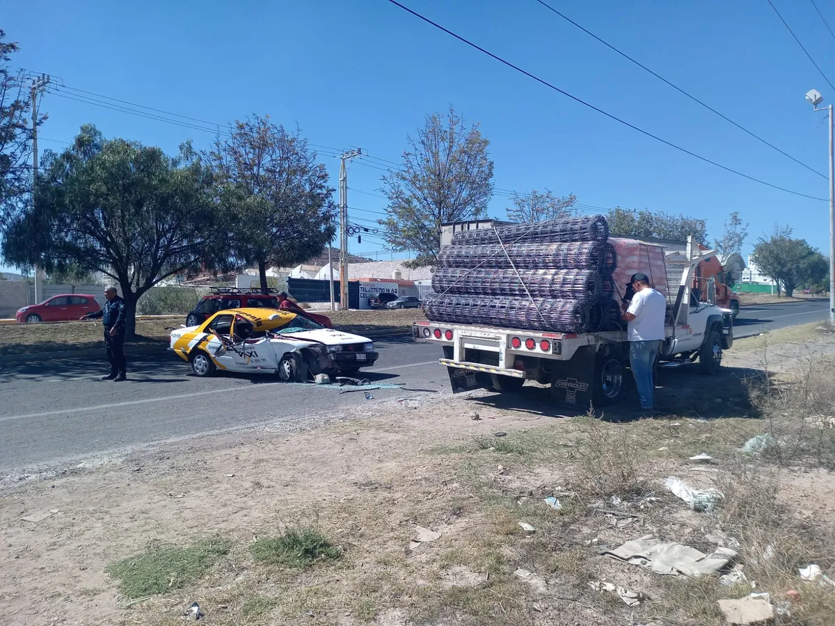 Accidente en Pachuca: taxi choca contra camioneta de carga; hay un ...