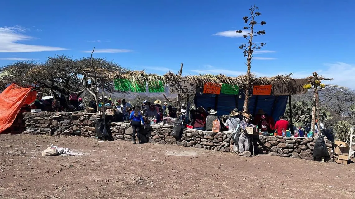 Tunititlán celebra su tradición de subir al Cerro del Elefante con una carrera y una misa