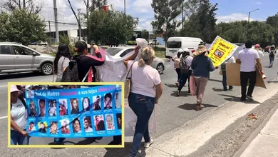 Madres buscadoras marchan sobre la carretera México-Pachuca rumbo a la PGJEH.