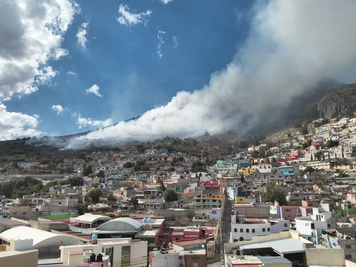 Humo por incendio en el cerro de San Cristóbal en Pachuca