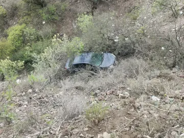 Auto cae a barranco en carretera federal México-Laredo y pareja sobrevive