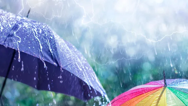 Lluvia intensa y cielo nublado