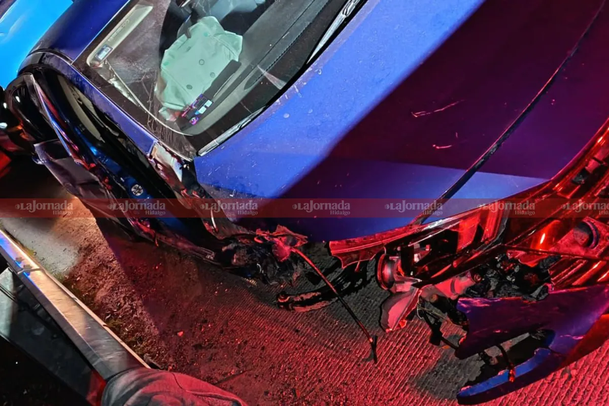Llamó la atención: vehículo dañado, pertenencias dentro y ningún tripulante en el lugar. Ocurrió en la autopista México-Pachuca.