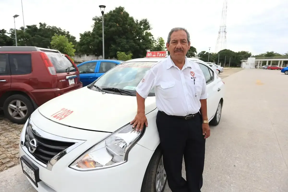 Taxista devuelve 300 mil pesos olvidados por un adulto mayor y recibe reconocimiento