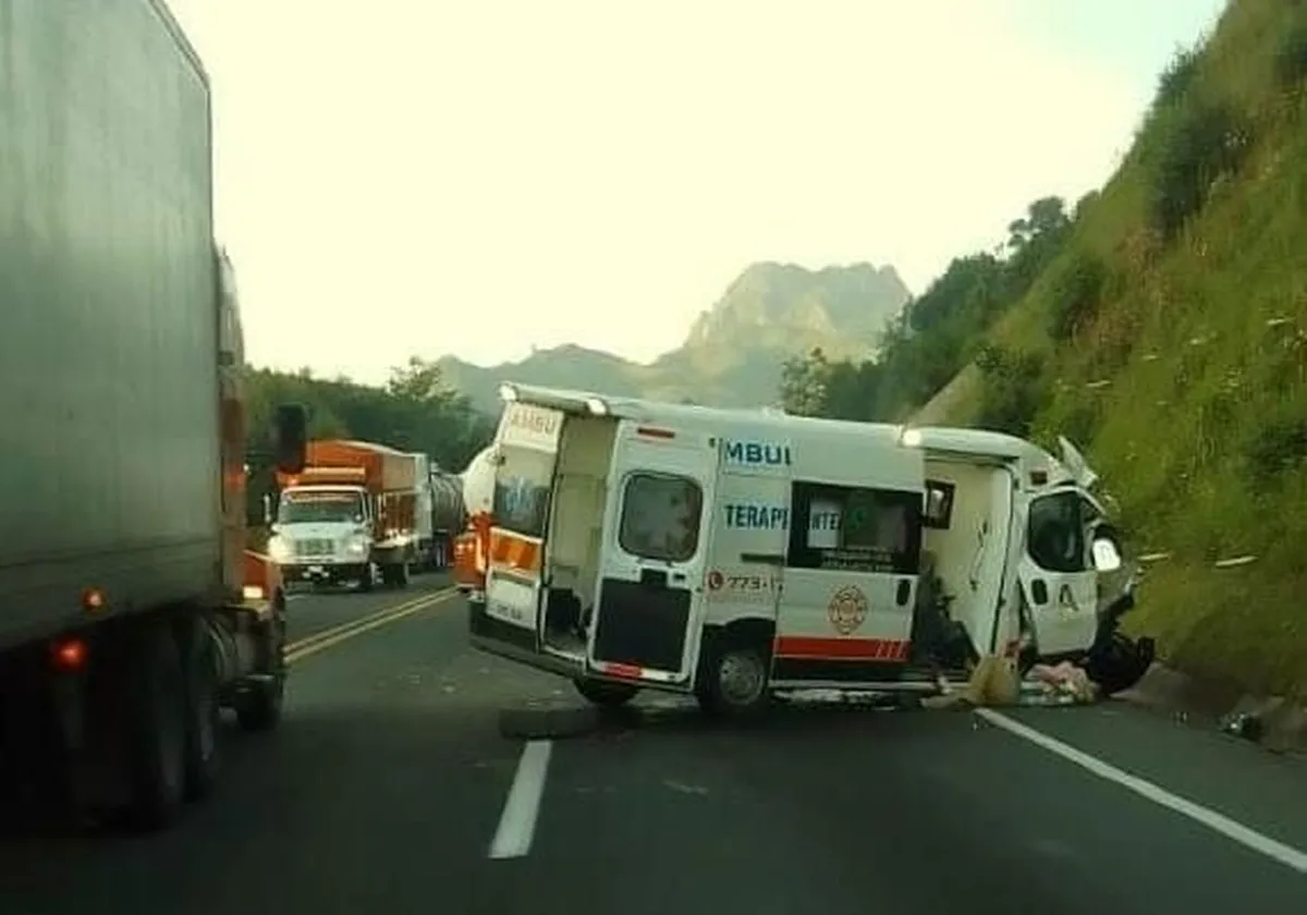 Ambulancia de Atitalaquia se accidenta; hay dos personas sin vida