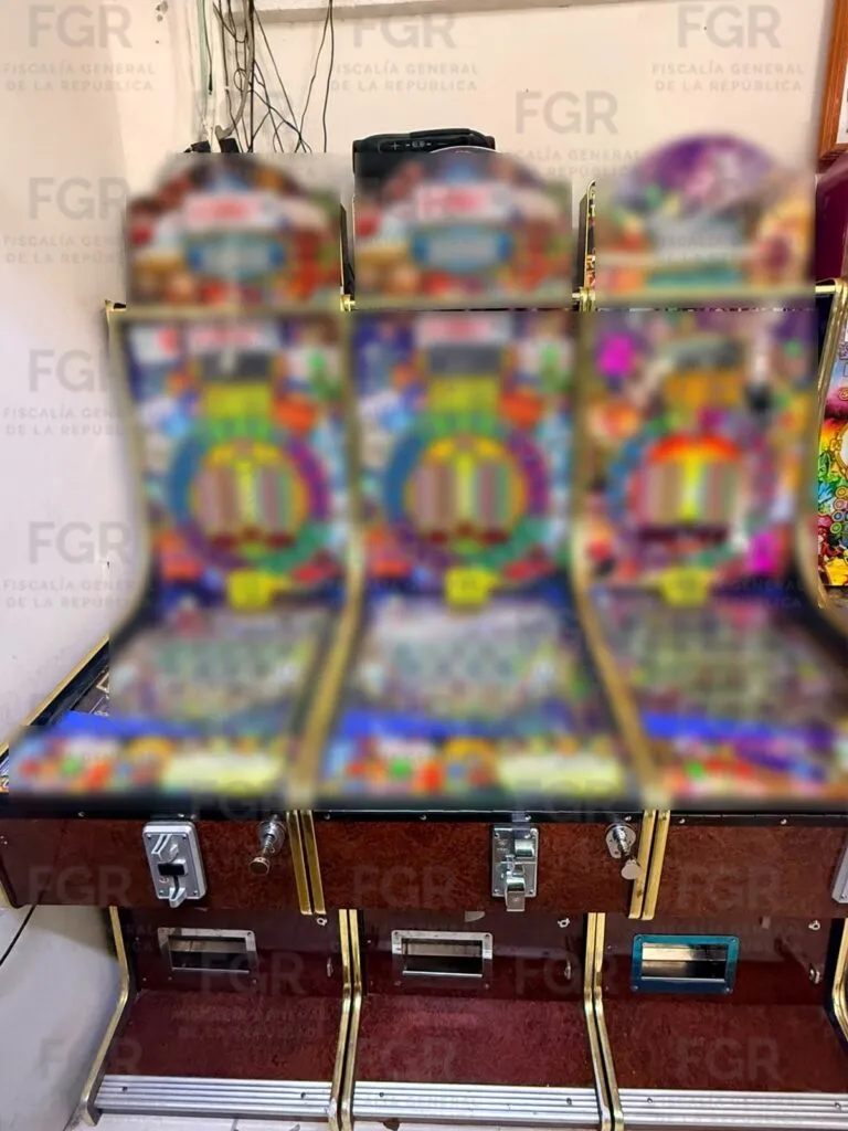 ¡Juegos ilegales! Decomisan 16 máquinas tragamonedas y dinero en Tulancingo
