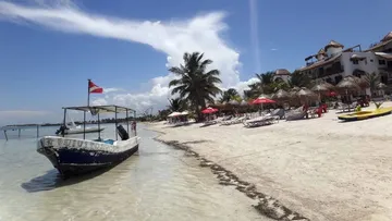 Vista de Mahahual, zona que será protegida mediante un decreto federal para preservar sus ecosistemas.