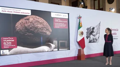 Especialistas del INAH analizan piezas arqueológicas e históricas recuperadas y devueltas a México.