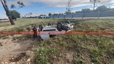 Una camioneta volcó en la autopista México-Pachuca y provocó caos vial a la altura de Tecámac. Aquí los detalles del accidente.