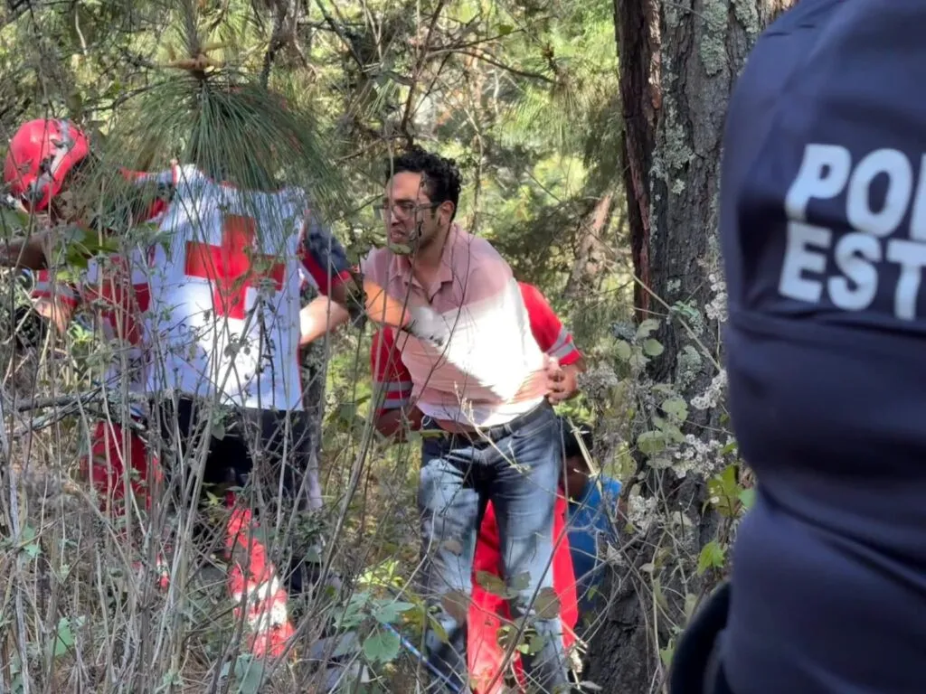 ¡De milagro! Rescatan con lesiones menores a automovilista tras caer a barranco en Hidalgo