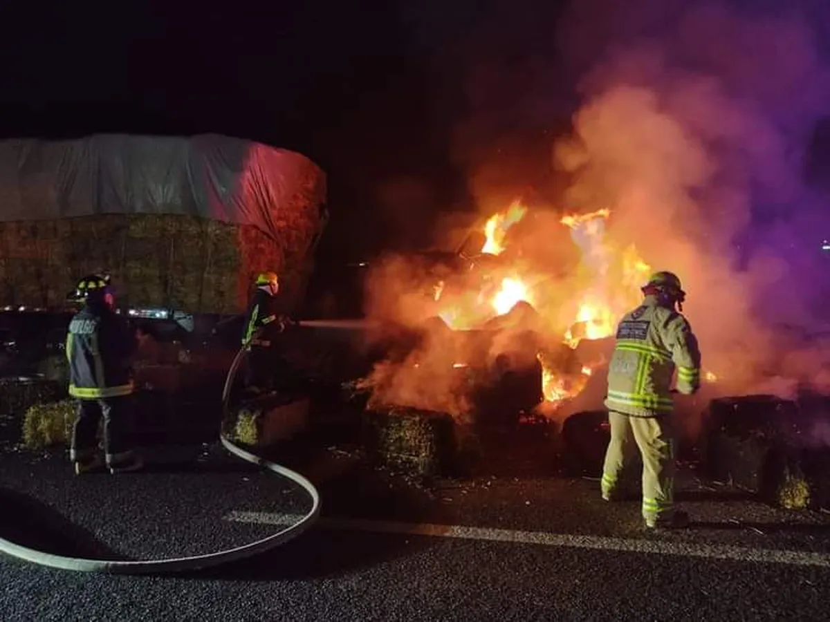 Se queman cientos de pacas en la carretera Pachuca-Actopan