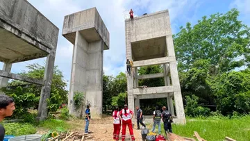 Rescatistas trabajan en un cárcamo en Huejutla tras accidente laboral.