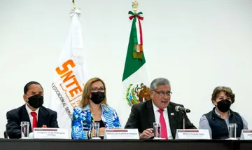 Maestros piden a la SEP incremento de salario y programa permanente de basificación