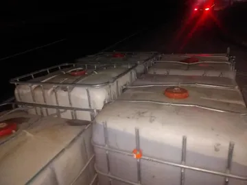 Aseguran camioneta con 5 mil litros de huachicol en Atotonilco de Tula