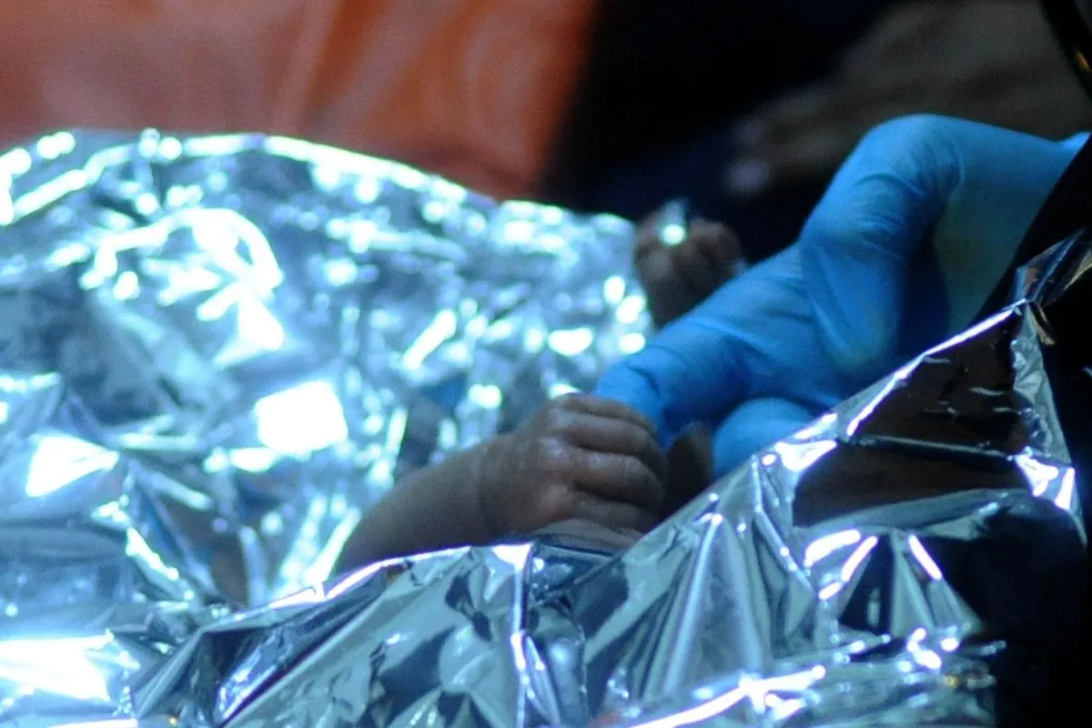 Activistas protestan en Gambia contra la mutilación genital femenina.