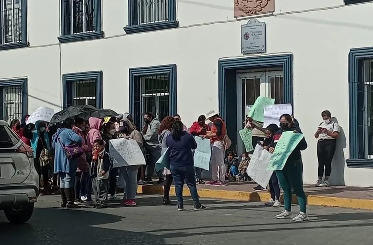 Toman alcaldía de Tezontepec de Aldama; exigen seguridad en escuelas