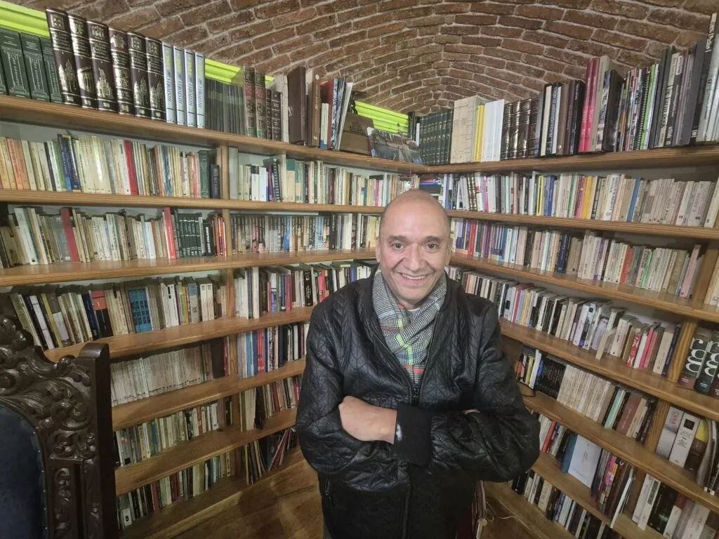 Alfredo Rivera escribe Contra las cuerdas,  poesía desde la infancia y la lucha libre 