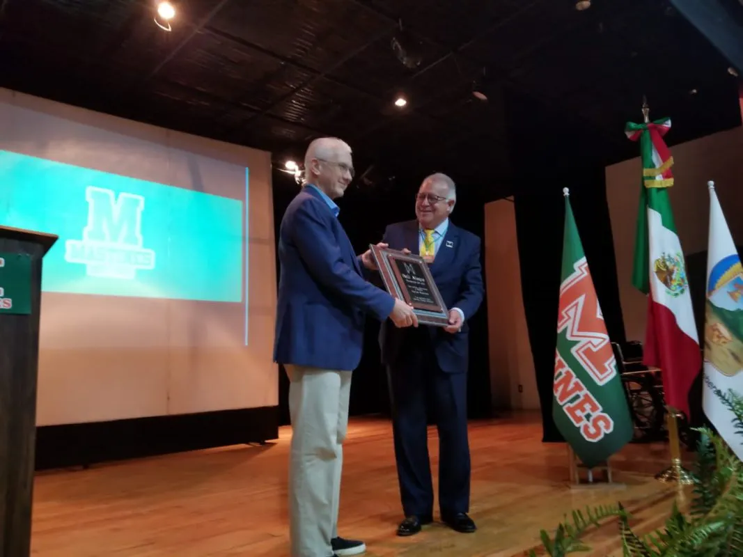 El futbol americano los une