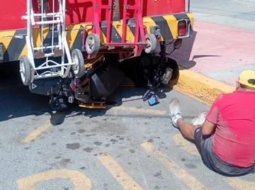 Tarde accidentada en Ixmiquilpan; motociclista termina debajo de camión y adulto mayor es atropellado