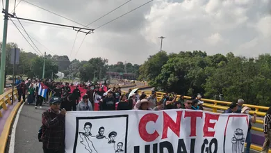 Maestros marchan por calles de Pachuca.