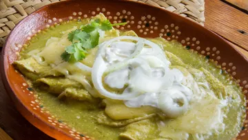 Las recetas enchiladas suizas nacieron en la CDMX y combinan el picante del chile verde con la suavidad del queso y la crema.