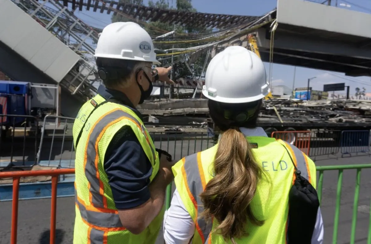 Personal de la empresa JS Held evalúa el colapso ocurrido entre las estaciones Olivo y Tezonco de la Línea 12 del Metro. Foto LA JORNADA/Pablo Ramos